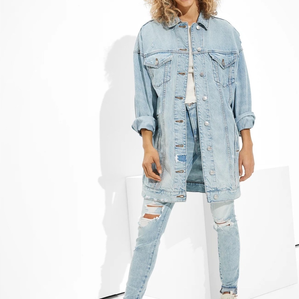 American Eagle Oversized Distressed Light Wash Denim Button Down Jacket Medium